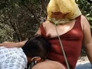 Cặp vợ yêu chồng dâm quay clip sex trong rừng