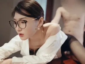 Vào phòng riêng được cấp trên nữ dâm dục bú cặc cho