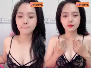 Cô bạn gái răng khểnh khoe cu tròn trắng