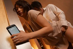 Vợ đi họp lớp rồi trả bài với nyc mặc cho anh xã ở nhà chờ