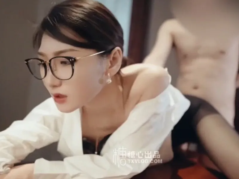 Vào phòng riêng được cấp trên nữ dâm dục bú cặc cho