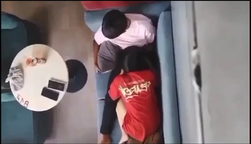 Quay lén ghệ liếm bú cho người tình nơi công cộng